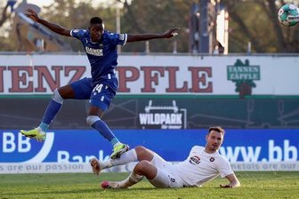 Babacar Gueye - Aues neuer Mittelstürmer ist da - Im April stürmte Babacar Gueye (li.) noch für Karlsruhe gegen den FC Erzgebirge und Florian Ballas (re.). Jetzt sind beide in Aue Teamkollegen. 