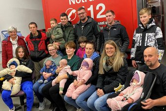 Baby-Alarm bei der Feuerwehr: Die Unterheinsdorfer Babys sind da - worauf sich das Quintett gefasst machen kann - Erster gemeinsamer Auftritt des Nachwuchses im Unterheinsdorfer Depot, von links: Leon mit Mutter Nadja Schreiber, Lino mit Vivian Breest, Linda mit Stefanie Eichhorn, Elena mit Jenny Popp und Sophia mit Kristina und Jens Kunz. Über das Baby-Quintett freuen sich zudem die Geschwister, Väter und Ortschefin Marion Dick (links).