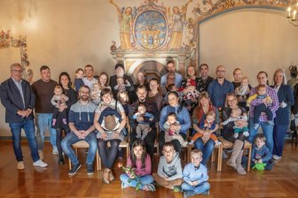 Baby-Alarm im Rathaus: Stadt Annaberg-Buchholz begrüßt ihre jüngsten Einwohner - Im Berghauptmannszimmer im Annaberg-Buchholzer Rathaus wurden die jüngsten Einwohner der Stadt begrüßt.