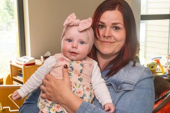 Baby-Begrüßung im Erzgebirge: Drei Mädchen und sieben Jungs - Zur Babybegrüßung in Elterlein waren auch Eva Poller-Stich und ihre Tochter Eda Magdalene dabei. Die Kleine ist sechs Monate alt.