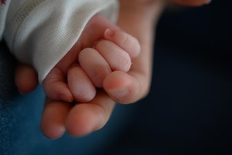 Baby-Begrüßungsgeld bleibt: Diese Gemeinde im Erzgebirge investiert in die Zukunft - In Eppendorf gibt es 2026 erneut ein Begrüßungsgeld für Neugeborene (Symbolfoto).
