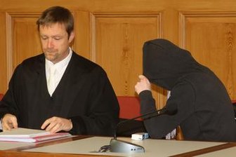 Baby erdrosselt - Mehr als fünf Jahre Haft für Mutter - 