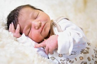 Baby kommt vor Klinik im Auto zur Welt - Maliya schlummert die Strapazen ihrer Geburt einfach weg. 230 Kinder kamen dieses Jahr bislang in der Plauener Klinik zur Welt. 