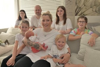 Baby Leni komplettiert XXL-Familie in Burkhardtsdorf - Familie Neubert mit Lynn, Vater Maik, Joy und Elena (hinten von links) sowie Hannah, Mutter Nicole mit der kleinen Leni auf dem Arm und Levi. Auf dem Bild fehlt Nora, die in Dresden lebt.