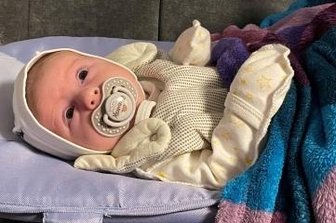 Baby Matwij nun optimal ausstaffiert - Für Baby Matwij hat es viel Spenden gegeben.