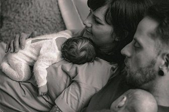 Baby Rudi aus Reinsdorf wartet auf Spenderherz - Die Rührolds mit ihren Zwillingen. Rudi (links) braucht dringend ein Spenderherz. 