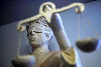 Baby stürzt in Auerbach aus dem Fenster - Mutter angeklagt - Vor dem Zwickauer Landgericht muss sich am Donnerstag eine Mutter aus Auerbach wegen versuchten Mordes verantworten.