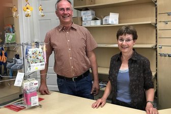 Babyausstatter in Zschopau schließt: Warum damit auch eine Familientradition endet - Dorothea und Thomas Weisflog vor fast leeren Regalen. Viele Artikel gingen in den vergangenen Wochen beim Räumungsverkauf über den Ladentisch.