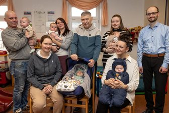 Babybegrüßung: Bergstadt im Erzgebirge heißt die Jüngsten willkommen - Im Thumer Freizeit- und Familienzentrum wurden die Neugeborenen im Beisein von Bürgermeister Thomas Mauersberger (rechts) begrüßt.