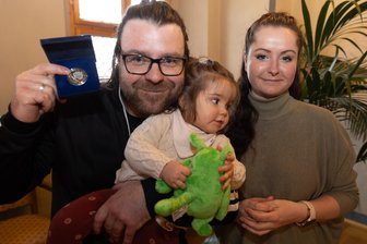 Babybegrüßung: Oberbürgermeister heißt Neugeborene in Annaberg-Buchholz willkommen - Zur Babybegrüßung eingeladen waren auch Marie und Steve Dohle mit Töchterchen Lu.