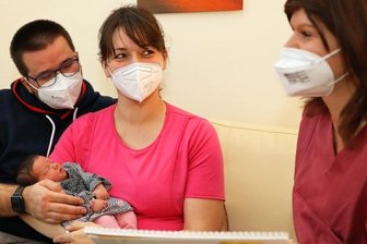 Babyboom in Pleißentalklinik: 143 Neugeborene mehr als 2019 - Schwester Kristin von der Neugeborenenstation der Werdauer Pleißental-klinik berät Maria und Andy Dünger aus Steinpleis, die am Sonntag Eltern einer kleinen Letty geworden sind.