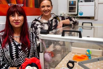 Babyklappe: Neugierige Passanten sorgen oft für falschen Alarm - Karo-Vereinschefin Cathrin Schauer-Kelpin und Mitarbeiterin Eileen Schönheit (von links) hinter der Plauener Babyklappe. Vor gut einem Jahr wurde hier der bislang letzte Säugling dort abgelegt.