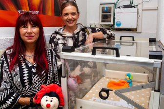 Babyklappe: Neugierige Passanten sorgen oft für falschen Alarm - Karo-Vereinschefin Cathrin Schauer-Kelpin und Mitarbeiterin Eileen Schönheit (von links) hinter der Plauener Babyklappe. Vor gut einem Jahr wurde der bislang letzte Säugling dort abgelegt.