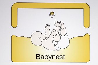 Babyklappen weiter genutzt - Ein Schild weist den Weg zum Babynest eines Krankenhauses.