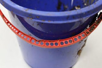 Babyleiche aus Sachsen bei "Aktenzeichen XY": Steckt eine neue Spur in Hunderten Hinweisen? - In diesem blauen Eimer sind die Überreste eine Säuglings aufgefunden worden. Das Kübel hat eine auffällige Kerbe im Henkel. 
