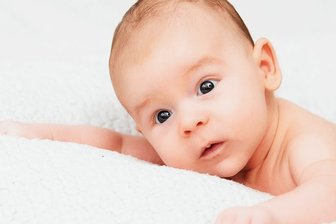 Babynamen im Vogtland: Salome und Schorsch treffen auf Hilde und Hans - Johanns Eltern entschieden sich nach seiner Geburt 2021 für einen klassischen Vornamen. Mit der Entscheidung sind sie im Vogtland nicht allein. Alte, wohlklingende und vertraute Namen stehen hoch im Kurs.