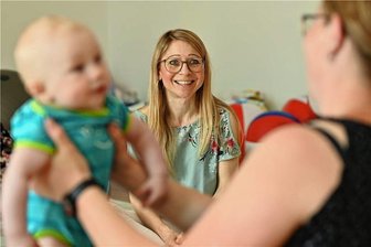 Babys erste Teeparty – wie eine Penigerin die Bedürfnisse der Kleinsten erspürt - Gruppenarbeit nach dem Prager Eltern-Kind-Programm in Rochlitz: Sabine Meisel ist die Kursleiterin. Fabio und Mama Jenifer erfahren heute, wie man die Arme streckt.