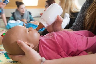 Babysimulator-Puppe hat gegenteiligen Effekt - mehr Schwangerschaften - 