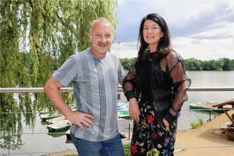 Bacaru am Zwickauer Schwanenteich baut Sonnenterrasse und Toilette - Vom künftigen Sonnendeck aus können Gäste über Bootssteg und Schwanenteich schauen. Uwe Reinisch und Sindy Arlt von Krauß Event haben den selbst ernannten „Selfie-Point“ schon mal getestet.