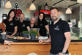 Bacaru am Zwickauer Schwanenteich läutet Wintersaison mit Glühwein und Waffeln ein - Freuen sich auf die erste Wintersaison im Bacaru: Matthias Krauß (rechts), Geschäftsführer von Krauß Event, und einige Team-Mitglieder (von links): Sindy Arlt, Uwe Reinisch, Anja Ostwald und Sandra Gierth. 