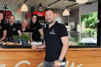 Bacaru läutet mit Glühwein und heißen Waffeln Wintersaison ein - Freuen sich auf die erste Wintersaison im Bacaru: Matthias Krauß (rechts), Geschäftsführer von Krauß Event, und einige Team-Mitglieder (von links): Sindy Arlt, Uwe Reinisch, Anja Ostwald und Sandra Gierth.