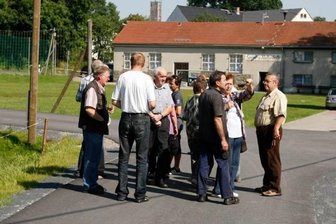 Bach hat jetzt mehr Platz - Bürger aus Frankenstein haben am Dienstag zusammen mit Ortsvorsteher Gunter Hammer die sanierte Straße Am Sportplatz in Augenschein genommen.