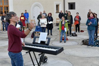 „Bach in Jazz“: Freiberger Domchor sucht noch Sänger für besonderes Konzert - Der Freiberger Domchor unter Leitung von Domkantor Albrecht Koch, hier bei einer früheren Probe im Schlosshof, sucht für das Jazz-Konzert noch Sänger.