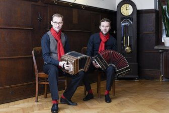 Bach, Tango und erzgebirgische Volksmusik: Ungewöhnliches Konzert im Lichtensteiner Kulturpalais - Danny und Toni Leuschner spielen am Sonntag in Lichtenstein.
