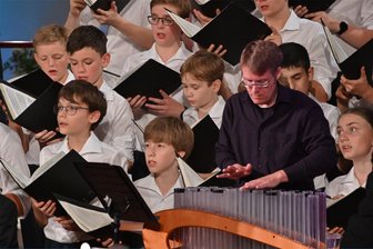Bach und Schütz in Vollendung: Dresdner Kreuzchor beendet Musikfest Erzgebirge - Glasharmonikaspieler Philipp Marguerre brachte den transparenten Schmelz seiner mit Wasser gefüllten Röhren zum Singen und verstärkte so die Stimmen des Dresdner Kreuzchores. Fotos: Mathias Marx/Montage: Freie Presse Online