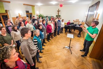 Bachs Weihnachtsoratorium: Wie sich Zschorlaus Kirchenchöre auf das Konzert einstimmen - Die Sänger der Kirchenchöre kamen zur Probe im Gemeindesaal Zschorlau zusammen. Kantor Andreas Conrad arbeitet mit den Sängern seit August an der Aufführung des Weihnachtsoratoriums.