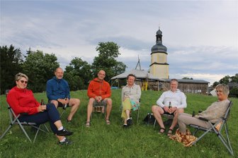 Bachwiese in Stelzen verstummt - nun gibt es anderenorts eine Zugabe - Janet und Detlef Gläßer aus Taltitz mit Familienangehörigen aus Dorfchemnitz und Dresden auf der Bachwiese.