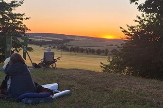 Bachwiese Stelzen noch bis zum Sonntag zu erleben: Musikgenuss im Vogtland zwischen Himmel und Erde - Sonnenuntergang auf der Bachwiese.