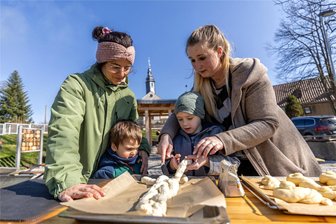 Back-Alarm in Vogtland-Dorf: Wie Osterbrot Menschen zueinander bringt - Osterbrot im Test: Gema de la Rosa Altamirano und Sohn Theo sowie Saskia Stummhöfer mit Sohn Paco bereiten das Gebäck vor, bevor es in den Backofen kommt. An einem der Ostertage soll das Backwerk gelingen. Dann will der Heimatverein die Kinder auf den Dorfplatz einladen.