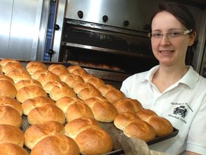 Bäckerin mit Brötchenblech