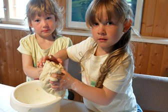 Backe, backe Osterhäschen: So gelingt das Ostergebäck in Halsbrücke - Osteraktion des Vereins Erzwäsche in Halsbrücke: Mit Kraft und Konzentration kneten Nora und Elenor den Teig, aus dem kleine süße Osterhäschen gebacken werden sollen.