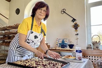 Hella Reich, Schatzmeisterin im Backhaus-Verein, beim Blechkuchen-Schneiden.