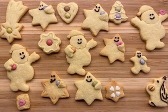 Backen mit Smarties - Ein Brettchen voller Plätzchenglück: Mit Smarties kann man Kekse kreativ verzieren.