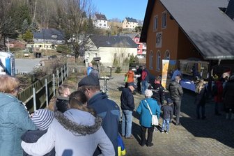 Backtag in Bad Schlema: Erlös für ukrainische Flüchtlinge - Am Backhaus in Bad Schlema haben sich am Samstag lange Schlangen gebildet, denn groß war das Interesse der Erzgebirger. Insgesamt 314 Brotlaibe gingen an diesem Tag über den Tresen. 