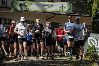 Backyard Ultra in Adelsberg: Nächte mit freiem Oberkörper, Töchter mit Salzstangen, ganz viel Hitze und noch mehr Lob - 50 Frauen und Männer sind am Samstagvormittag beim Backyard Ultra in Adelsberg an den Start gegangen. Die meisten waren schon am Abend nicht mehr dabei.