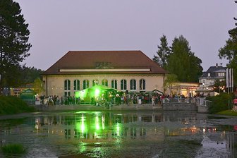 Bad Brambach erhält eine Bürgerstiftung - Ein Symbol für Bad Brambach: die Festhalle, hier beim Lampionfest im Sommer 2025.