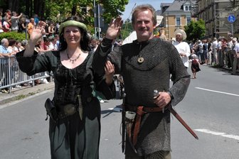 Bad Brambach: Gestern Bürgermeister, heute Bürgerwehr? - Martialisch in Ritterrüstung zeigt sich Bad Brambachs langjähriger Bürgermeister Helmut Wolfram bei besonderen Anlässen, wie hier mit Ehefrau Evi beim Tag der Vogtländer in Markneukirchen. Als Vorsitzender der neuen Bürgerinitiative gegen Kriminalität nennt er diese selbst und ganz bewusst Bürgerwehr.