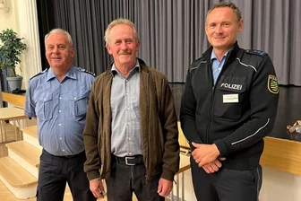 Bad Brambach: So reagiert die Polizei auf gehäufte Kriminalität - Zum Präventionsabend in Bad Brambach sprachen seitens der Polizei Thomas Kobel (links) und Markus Meichsner. Die Bürgerinitiative gegen Kriminalität mit Altbürgermeister Helmut Wolfram (Mitte) hatte zur Veranstaltung eingeladen.