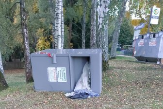 Bad Brambach: Unbekannte kippen Altkleider-Container um - Unbekannte haben in Bad Brambach einen Altkleidercontainer umgeworfen.