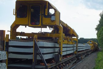 Bad Brambach: Wanderer an Bahnstrecke von Kran erfasst - An diesem Bauzug auf der Bahnstrecke bei Bad Brambach wurde ein Mann schwer verletzt.