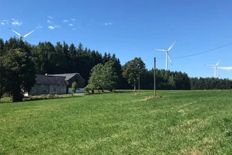 Bad Brambacher gegen weitere Windräder - Windräder auf dem Wachberg auf tschechischer Flur. Die Häuser von Kleedorf liegen nur 400 Meter entfernt.