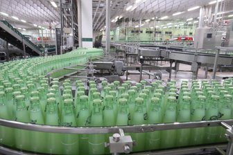 Bad Brambacher Mineralquellen wollen investieren: Was geplant ist - Ein Blick in die Produktionshalle der Bad Brambacher Mineralquellen.