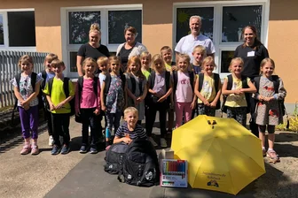 Bad Brambacher Vereine geben Schulanfängern Startpakete - Über Startpakete Bad Brambacher Vereine und Brandschützer können sich die Schulanfänger freuen.