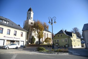 Bad Brambachs Jahr der Wahrheit kommt: „Harter Schnitt oder Dahinwursteln“ - Blick auf den Marktplatz von Bad Brambach.