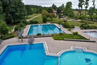 Bad(e)-Ärger in Mannichswalde und Leubnitz - Blick von oben auf die Becken im Mannichswalder Bad.