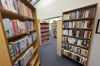 Bad Elster: Bücherflohmarkt zugunsten von Spielplatzbau - Der Medienbestand der früheren Stadtbibliothek von Bad Elster wird von Mittwoch bis Freitag verkauft.